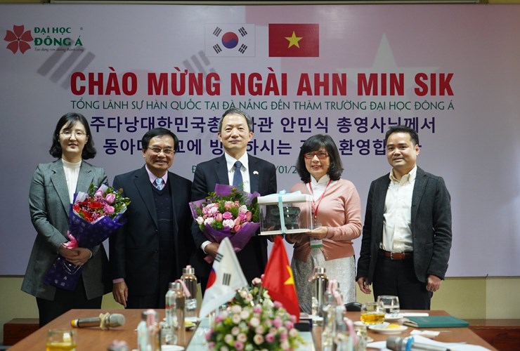 Tổng lãnh sự Hàn Quốc đến thăm và làm việc với Đại học Đông Á
